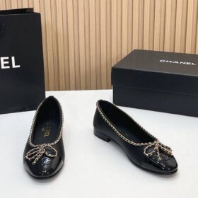 25B Klassische Ballerina-Pumps mit goldfarbener Kettenverzierung