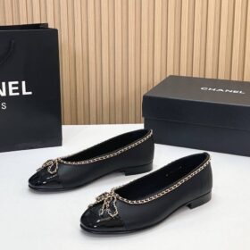 25B Klassische Ballerina-Pumps mit goldfarbener Kettenverzierung
