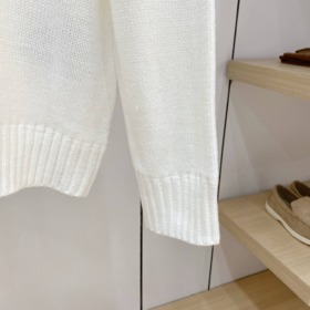 Elfenbeinweißer Pullover mit Rundhalsausschnitt
