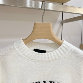 Elfenbeinweißer Pullover mit Rundhalsausschnitt