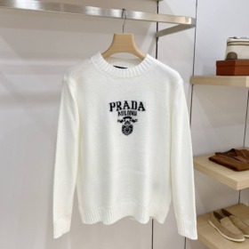 Elfenbeinweißer Pullover mit Rundhalsausschnitt