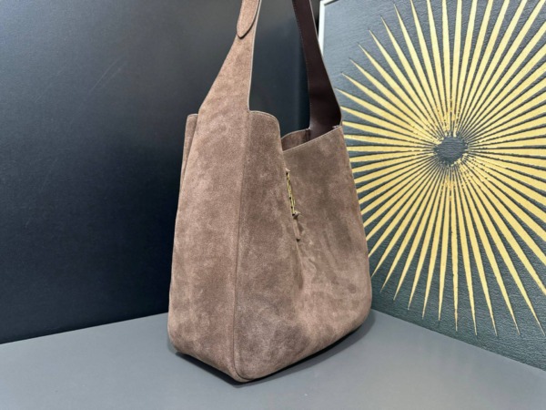 Le 5 à 7 Supple Large Wildleder Taupe 30cm