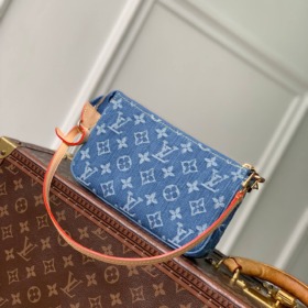 Pochette Accessoire Cargo Monogramm Blauer Denim 23.5 cm