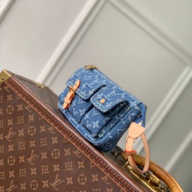 Pochette Accessoire Cargo Monogramm Blauer Denim 23.5 cm